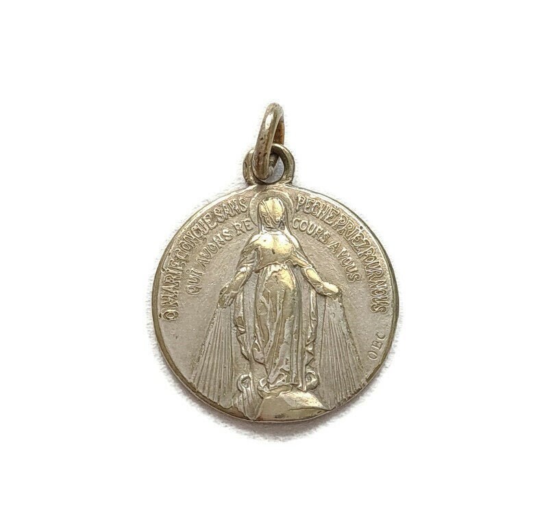 Médaille Miraculeuse, Charme de Sainte Vierge Marie