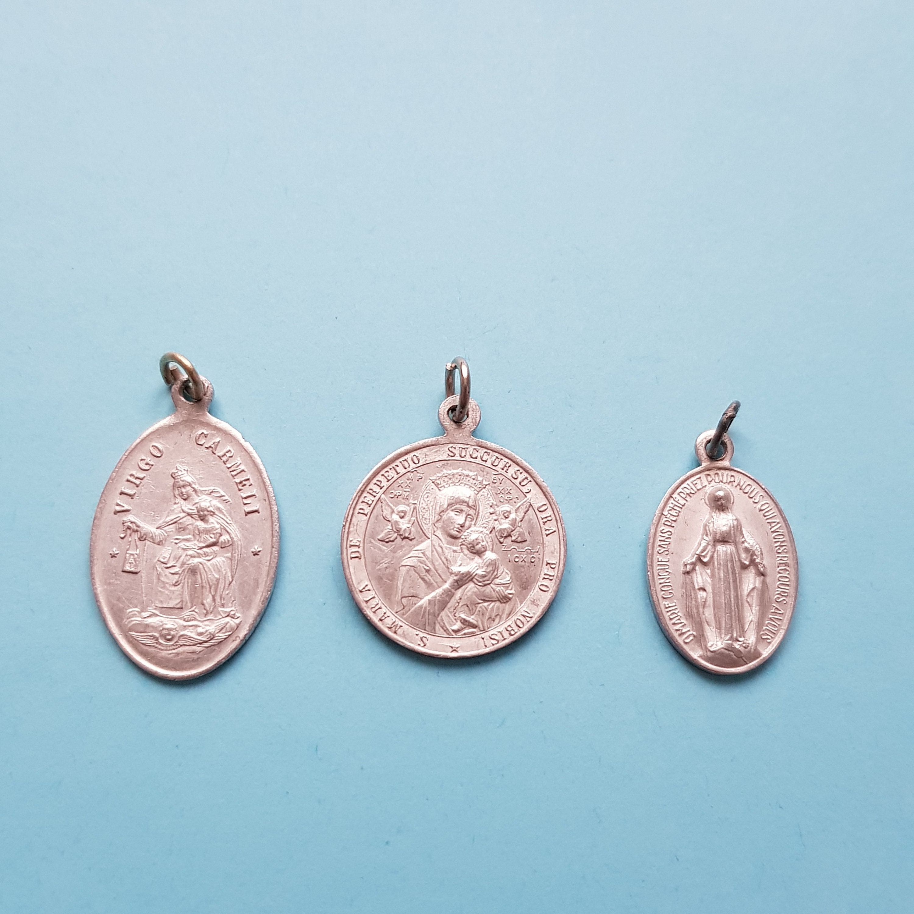 Lot 3 Médailles Religieuses en Aluminium, Miraculous, Scapular, Perpetual Help
