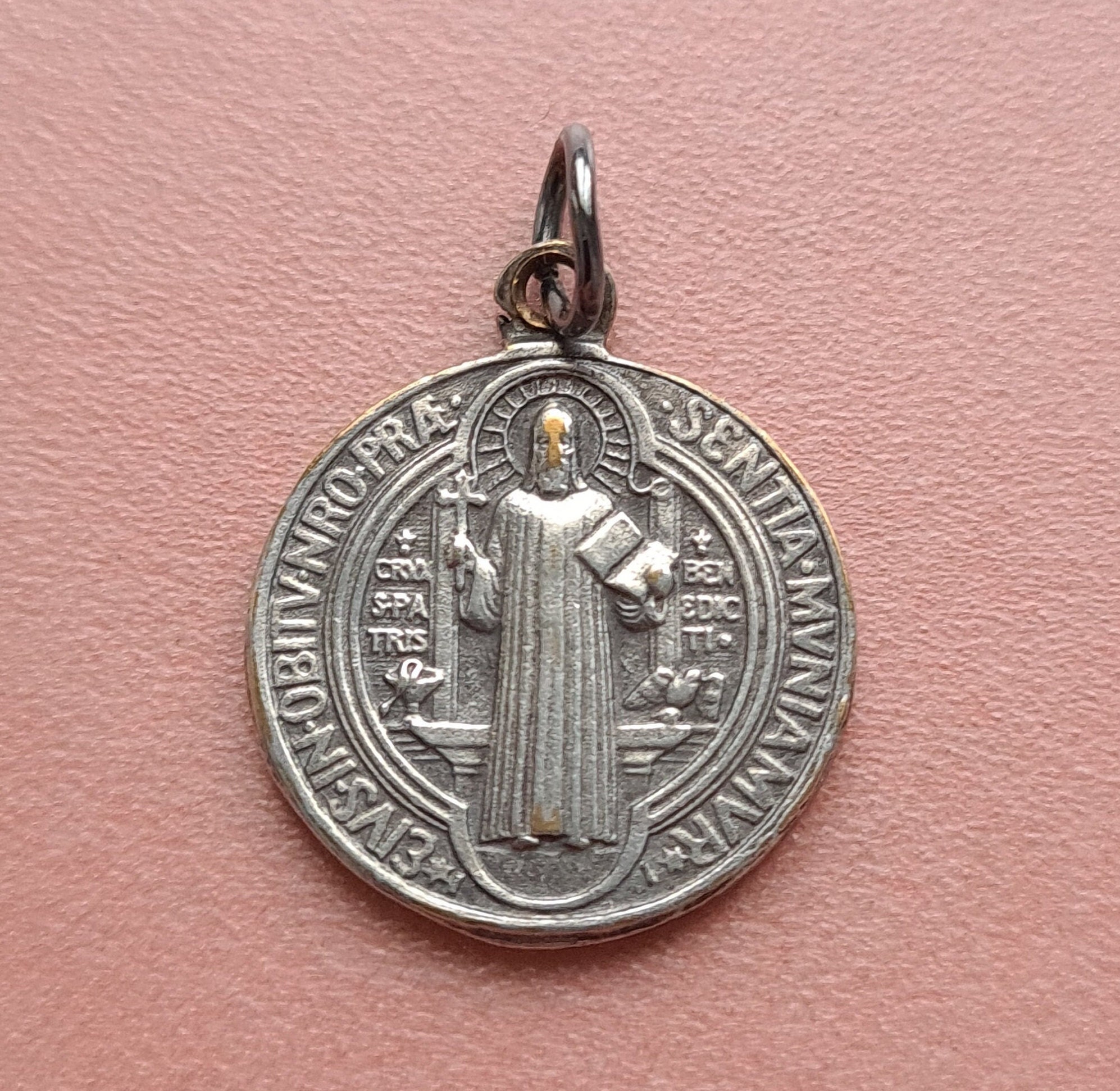 Pendentif de La Médaille Saint Benoît, Charme Religieux