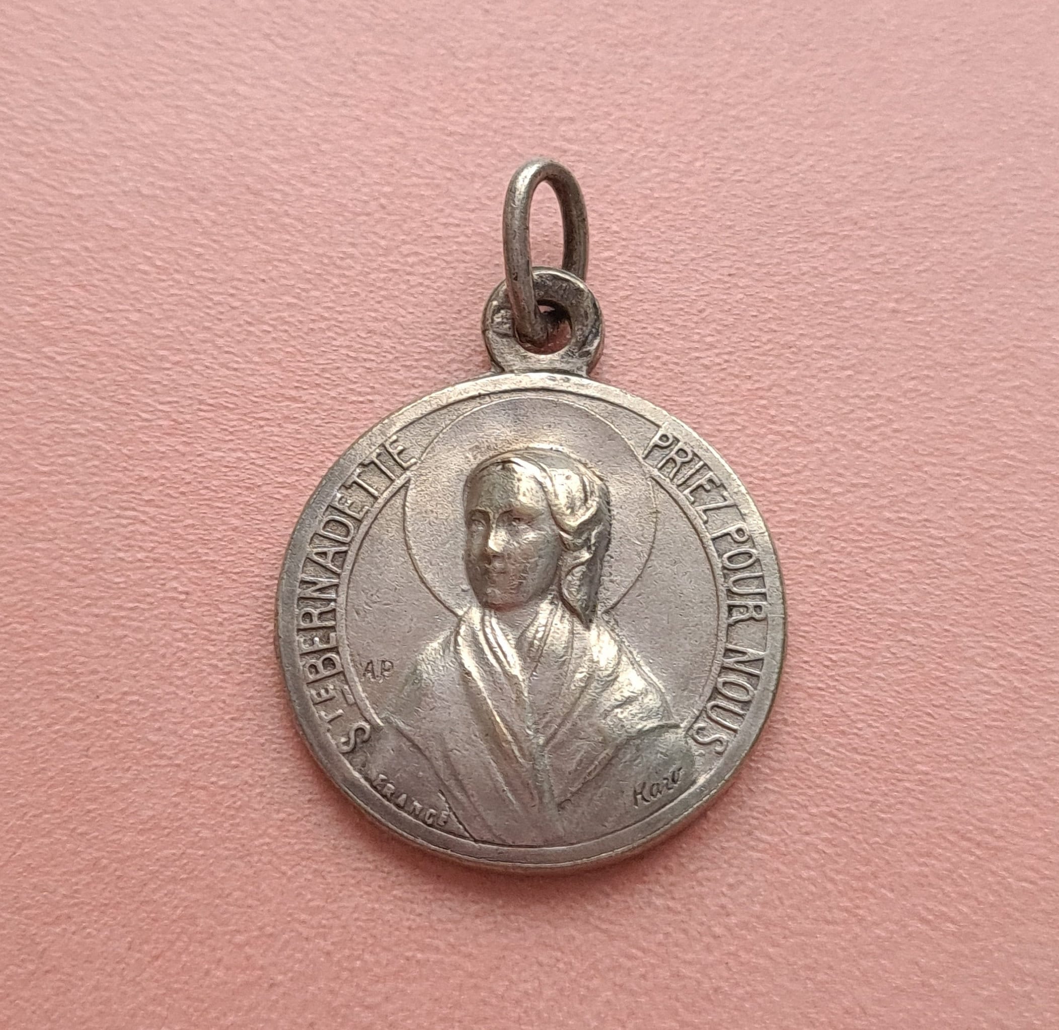 Pendentif Religieux Catholique de La Médaille Sainte Bernadette, Apparition Grotte Lourdes, Charme B