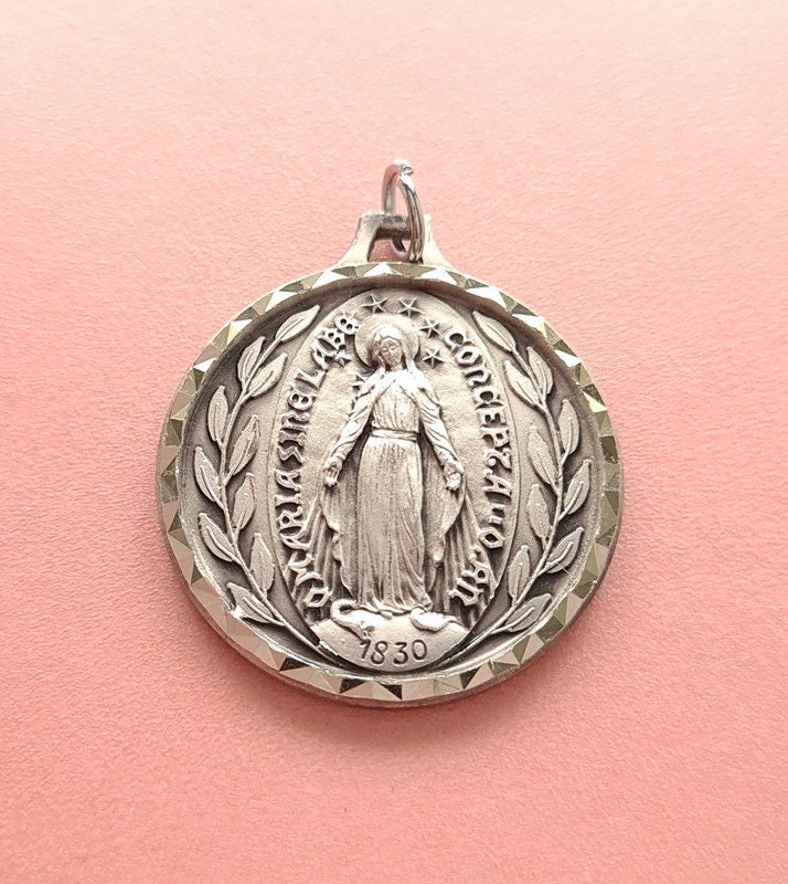 Grande Médaille Miraculeuse, Charme de La Sainte Vierge Marie