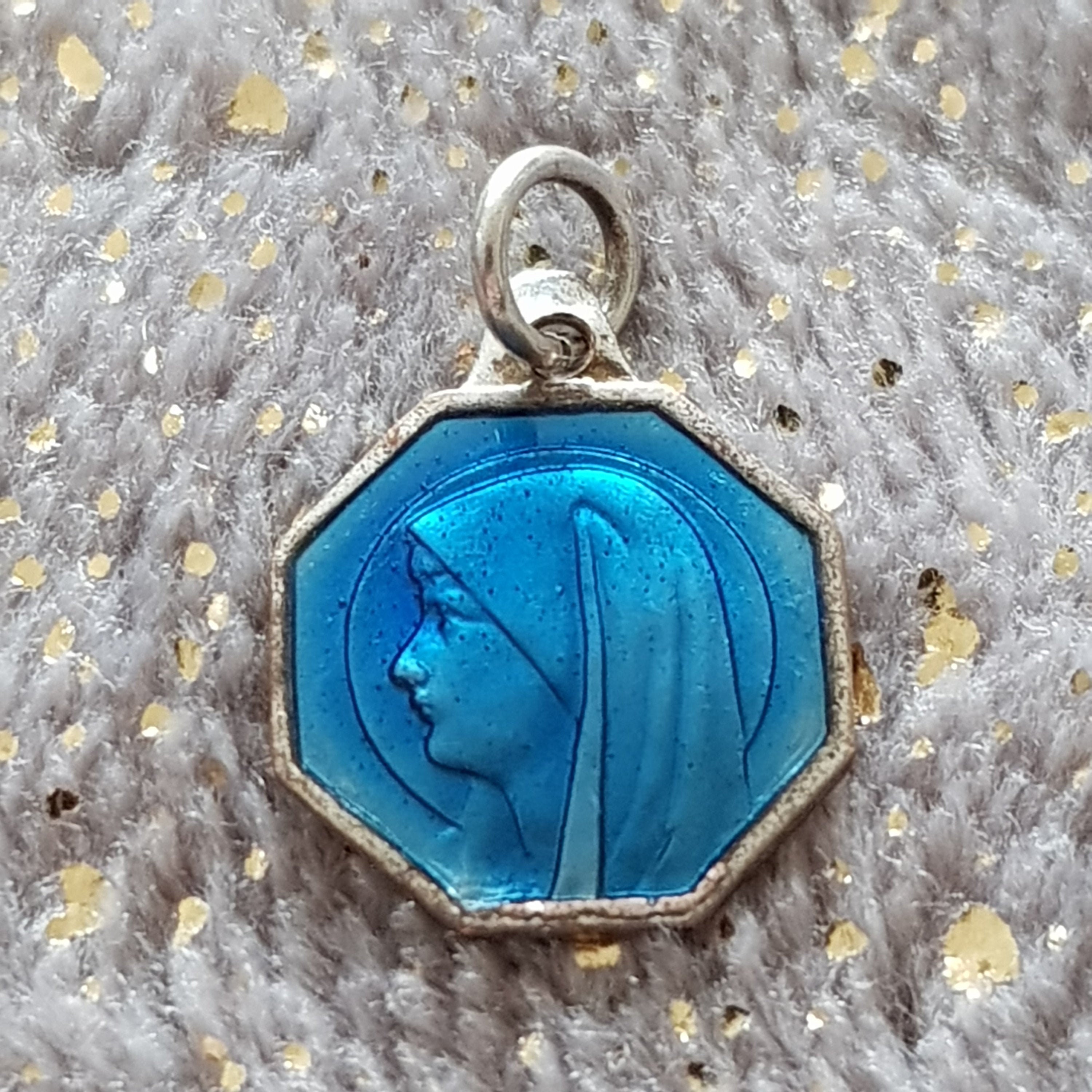 Pendentif Religieux Catholique en Émail Bleu Vierge Marie et Médaille de Lourdes, Charme Chrétien Vi