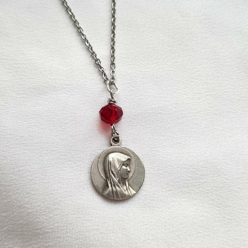 Collier de Médaille Sainte Vierge Marie avec La Perle en Cristal Rouge, Collier Lourdes