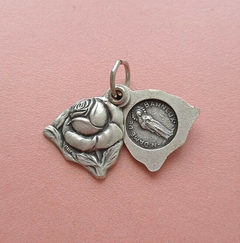 Vintage Catholique Religieux Notre-Dame de Banneux Rose Médaille Pendentif Charme