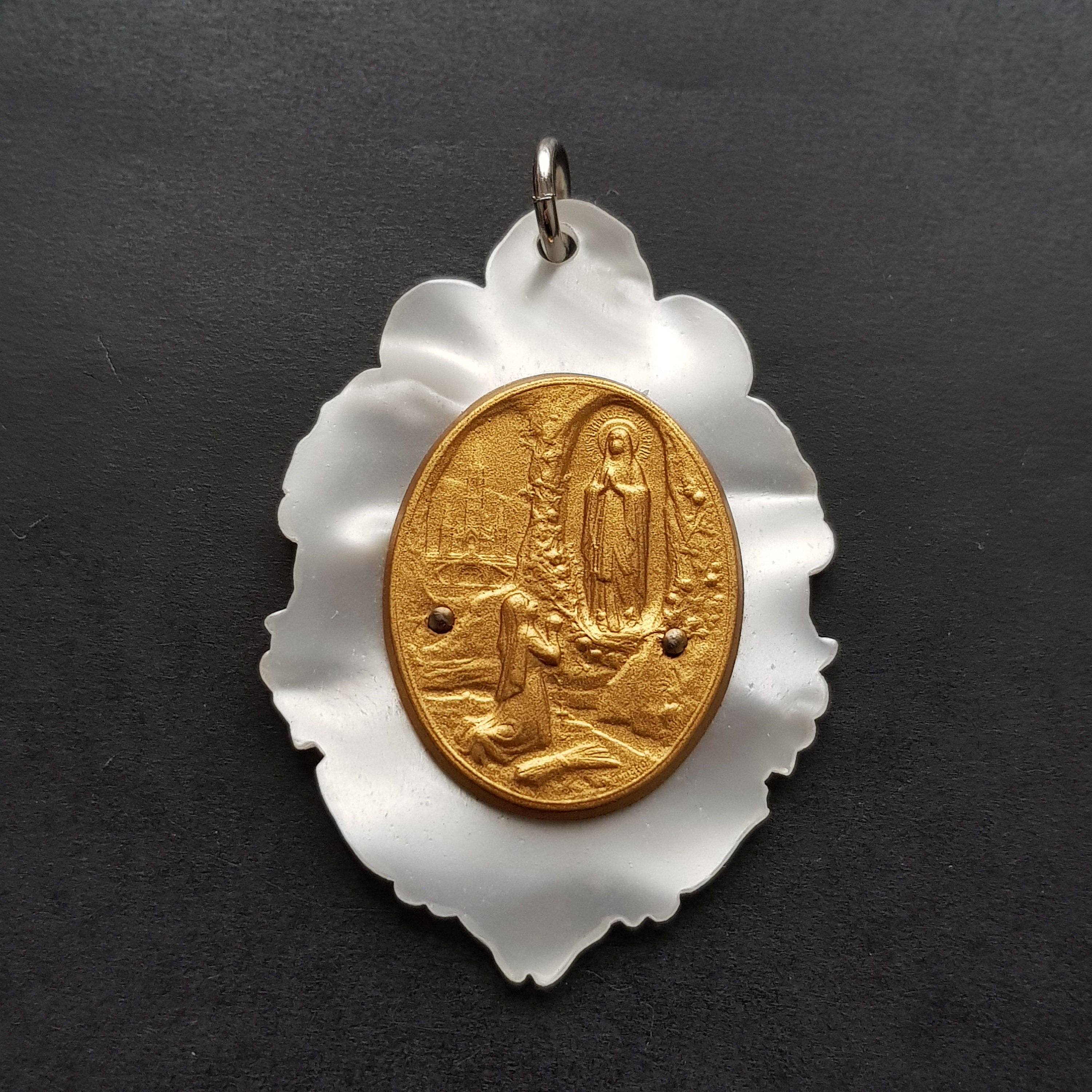 Grande Médaille de Lourdes, Pendentif Religieux