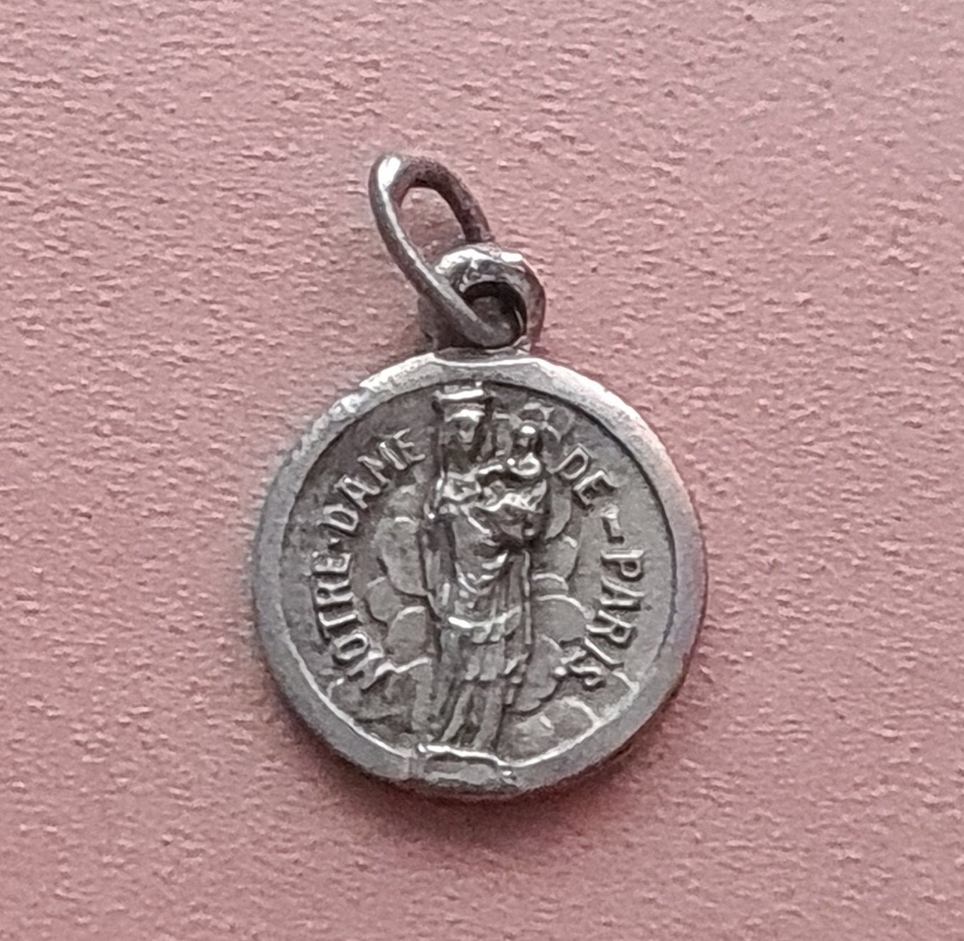 Minuscule Pendentif Médaille Notre-Dame de Paris, Collier Charme Sainte Vierge Marie Paris