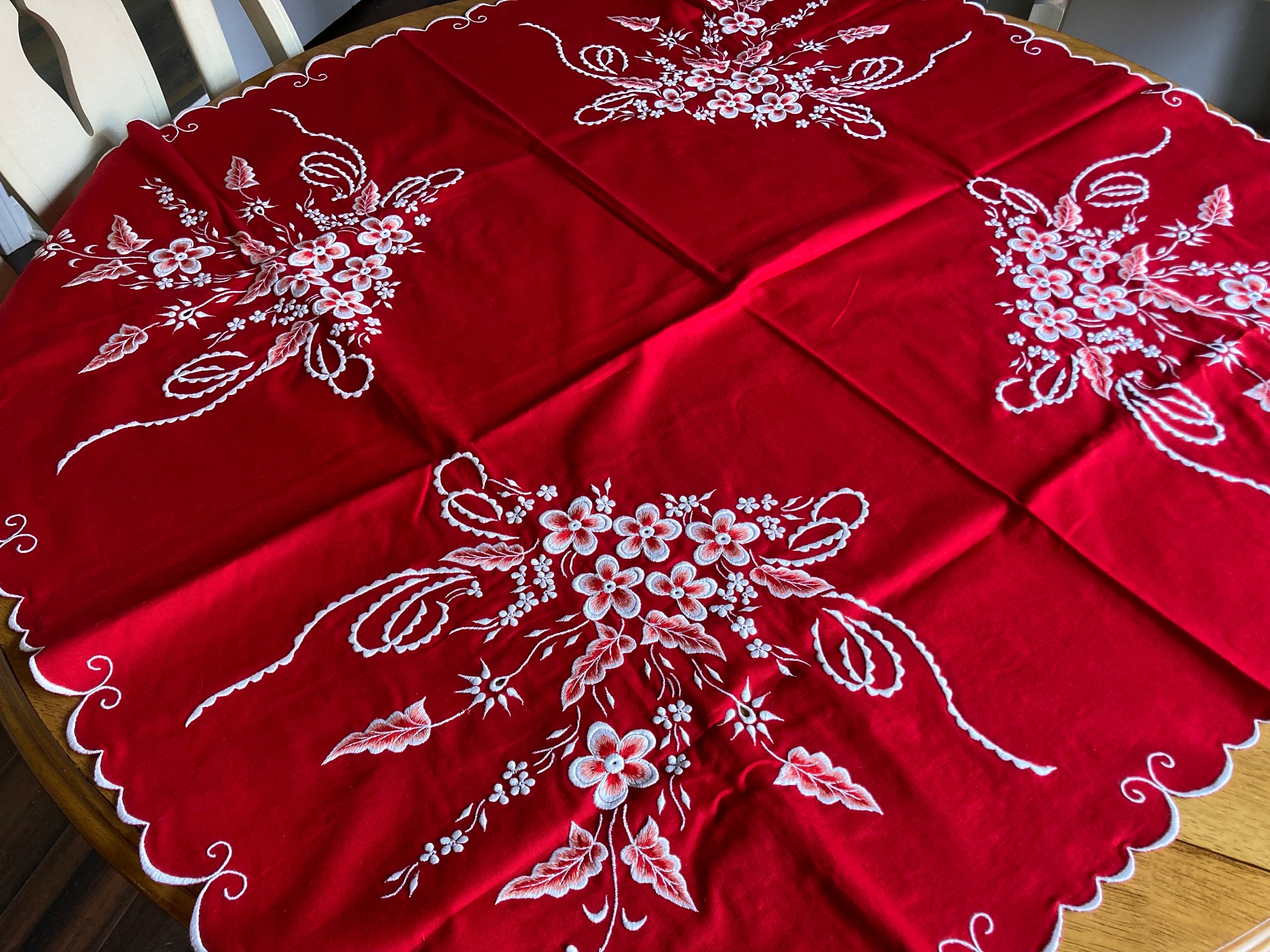 Stunning Red & White Floral Tableclothlavish Machine Embroideryunusedscalloped Edgesgorgeous - Etsy Stunning Red & White Floral Tableclothlavish Machine Embroideryunusedscalloped Edgesgorgeous - Etsy