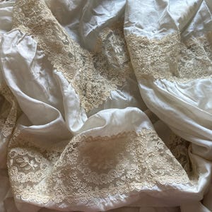 Kerzenlicht-Seide & Französische Alencon-Spitze Antiker Hochzeitsrock - Provenance 1884 - Wunderschöne ~ HANDGEMACHTE viktorianische Braut