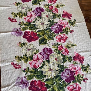 K&ouml;nnte beinhalten: Cremefarbener Stoff mit Rautenmuster, verziert mit einem floralen Design. Die Blumen sind in Rot, Rosa, Lila und Wei&szlig; gehalten, mit gr&uuml;nen Bl&auml;ttern. Geeignet f&uuml;r Heimtextilien.