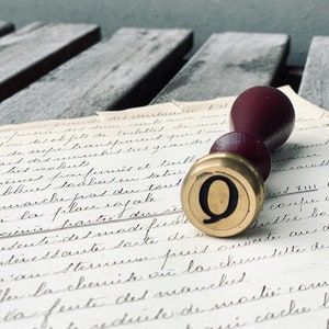 Maroon Messing Wachssiegel - Q Initiale