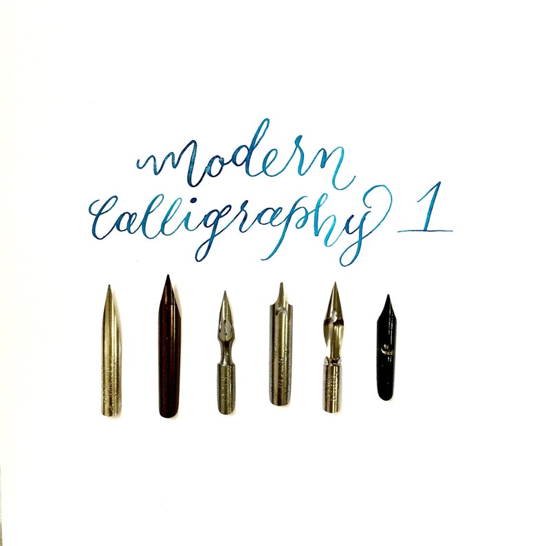 Pode incluir: Sete diferentes pontas de caligrafia, incluindo uma ponta preta, uma ponta prateada e uma ponta dourada. As pontas est&atilde;o dispostas em uma fileira sobre um fundo branco. O texto "modern calligraphy 1" est&aacute; escrito em tinta azul acima das pontas.