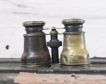 Lunettes d’opéra anciennes en cuir et laiton