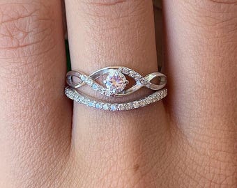 Elegant brudringset med CZ-detaljer i 925 sterlingsilver, minimalistisk förlovningsring med kubisk zirkonia och böjd vigselring