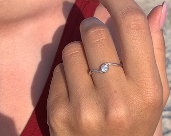 Anello di fidanzamento da donna, anello solitario, anello anniversario, anello delicato, anello elegante, anello di fidanzamento per lei, anello raffinato, anello in argento con zirconi bianchi