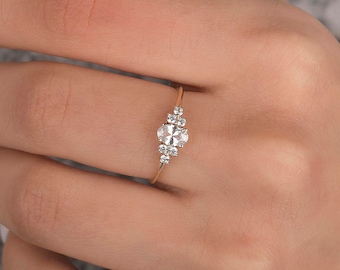 Zierlicher & einfacher 14k solider Moissanit Verlobungsring für sie, einzigartiger Art-Deco-Cluster-Moissanit-Verlobungsring, Ringgeschenk zum Jahrestag