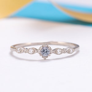 Anello di promessa in alessandrite in stile art déco per lei, anello di fidanzamento in alessandrite minimalista e delicato, anello con pietra preziosa, regalo di compleanno, anello con pietra portafortuna
