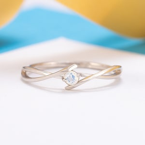 Anello di fidanzamento solitario con pietra di luna, anello di promessa in argento con pietra di luna minimalista e delicato, pietra preziosa, anello, anello con pietra portafortuna, regalo di anniversario