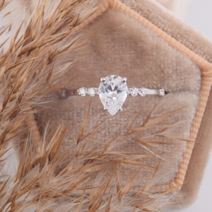 Anel de compromisso cz de prata esterlina 925 delicado e simples com corte de pêra para ela, anel de noivado feminino com diamante simulado de 0,7 ct e corte de pêra minúsculo