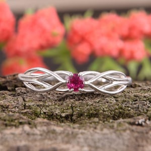 Anello rubino, anello promessa, anello di fidanzamento, anello in argento da donna, anello solitario, pietra portafortuna di luglio, gioielli con rubino, anello promessa per lei, anello celtico
