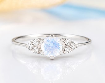 Zarter 925 Sterling Silber Blauer Mondstein Verlobungsring, minimalistischer Juni Birthstone Versprechensring für Sie, zierlicher Cluster Ring