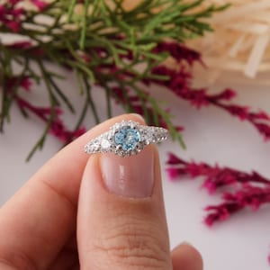 Anello da promessa con topazio blu da donna, anello da promessa delicato per lei, anello di fidanzamento da donna unico, gioielli con topazio, pietra portafortuna di dicembre