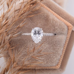 Semplice e grazioso anello solitario con zirconia cubica a forma di pera da 1 ct per lei, regalo di anniversario, piccolo anello di fidanzamento da donna con zirconia cubica a forma di pera da 1 ct, anello nuziale da donna