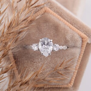 Einzigartige Silber Milgrain Versprechen Ring für Sie, Vintage Art-Deco-1,5ct Birne simulierte Diamantfrauen Verlobungsring, Jahrestagsgeschenkring