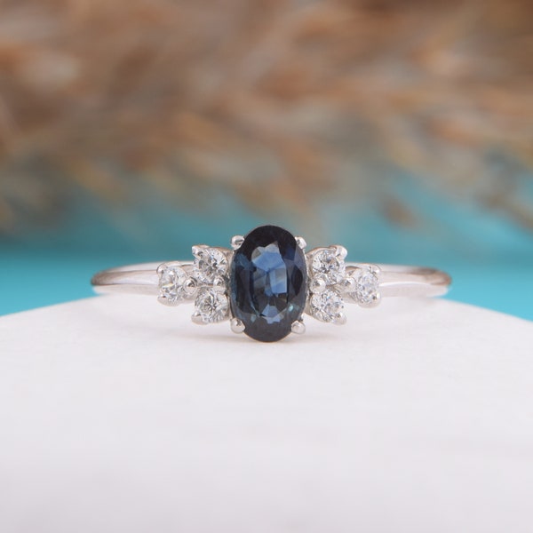 Zierlicher und einfacher 925 Sterling Silber ovaler blauer Saphir-Versprechensring für sie, einzigartiger Art-Deco-blauer Saphir-Verlobungsring