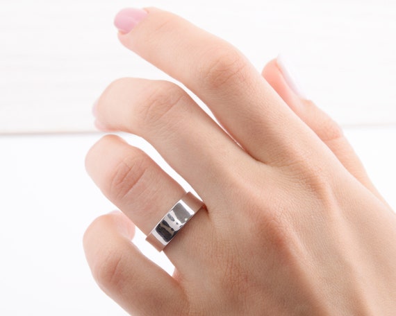 Plain silver wedding band womens deals