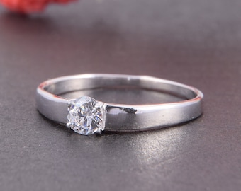 Anello solitario minimalista in argento sterling 925 con zirconi cubici, delicato anello di fidanzamento con zirconi cubici, raffinato anello di promessa per lei.