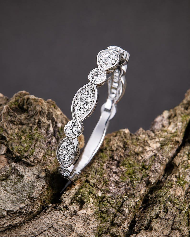 Aliança de casamento Art Déco com zircônias cúbicas, anel empilhável em prata de lei 925 com corte marquise e detalhes em grãos para ela. imagem 1