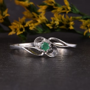 Elegant & delicate silver emerald promise ring for her, Small womens promise ring, Victorian filigree emerald ring, Art deco emerald ring
