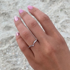 Zilveren ring met chevron, minimalistische ring, V-ring zilver, Solitaire-ring, V-vorm ring, witte cz-ring, kleine ring met chevron, sierlijke zilveren ring