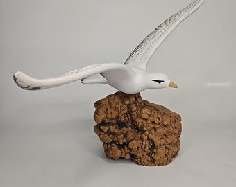 Figura de gaviota sobre madera de raíz, cerámica pintada a mano, decoración náutica de playa y océano.