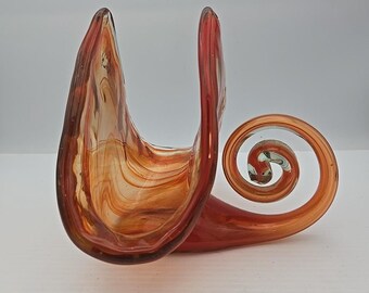 Servilletero vintage de vidrio soplado a mano con diseño de caracol, color ámbar y naranja.