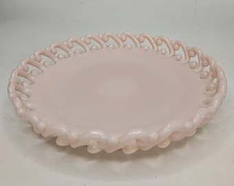 Plato vintage Fenton PINK Milk Scroll Lace de 8" con borde en forma de C invertida