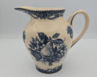 Transferware-kan met bloemen, blauw en crème, gemaakt in China
