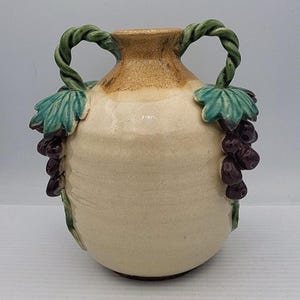 Keramische vaas/kan met dubbele handgreep, gedraaide handgrepen met druivenbladeren en wijnranken (VTg).