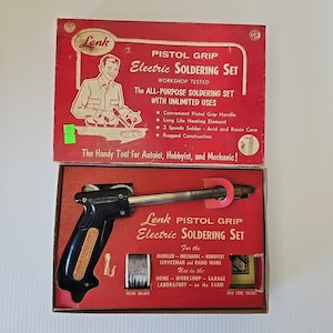 以下が含まれることがあります： オリジナルの赤い箱に入った、ヴィンテージのLenk Pistol Grip電動はんだごてセット。箱には、はんだごてを使用している人のイラストが描かれています。セットには、はんだごて、はんだ、その他のコンポーネントが含まれています。