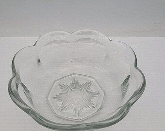 Bol de cristal de 7 paneles estilo colonial con borde festoneado y base con diseño de estrellas.