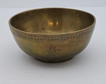 Antyczna chińska ręcznie rzeźbiona mosiężna misa z trawionym abstrakcyjnym wzorem artystycznym 4,5"