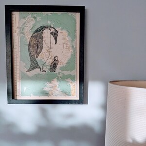 Padre e hijo de pingüino, impresión de arte original, arte de la Antártida, arte de mapas, arte de pingüinos, arte de páginas de libros, impresión de arte de libros, arte de libros, arte de mamá