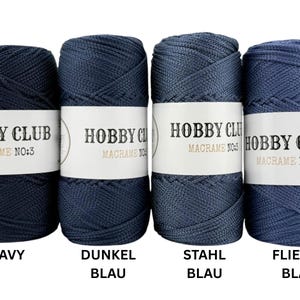 Vier hochwertige Makramee-Garne von Hobby Club Macrame No.3 in den Farben Navy, Dunkelblau, Stahlblau und Fliegerblau, perfekt für Makramee-, Häkel- und Bastelarbeiten, auf weißem Hintergrund dargestellt.