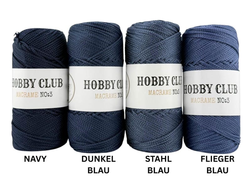 Vier hochwertige Makramee-Garne von Hobby Club Macrame No.3 in den Farben Navy, Dunkelblau, Stahlblau und Fliegerblau, perfekt für Makramee-, Häkel- und Bastelarbeiten, auf weißem Hintergrund dargestellt.