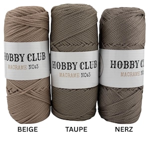 Drei hochwertige Makramee-Garne von Hobby Club Macrame No.3 in den Farben Beige, Taupe und Nerz, perfekt für natürliche und stilvolle DIY-Projekte, auf weißem Hintergrund angeordnet.