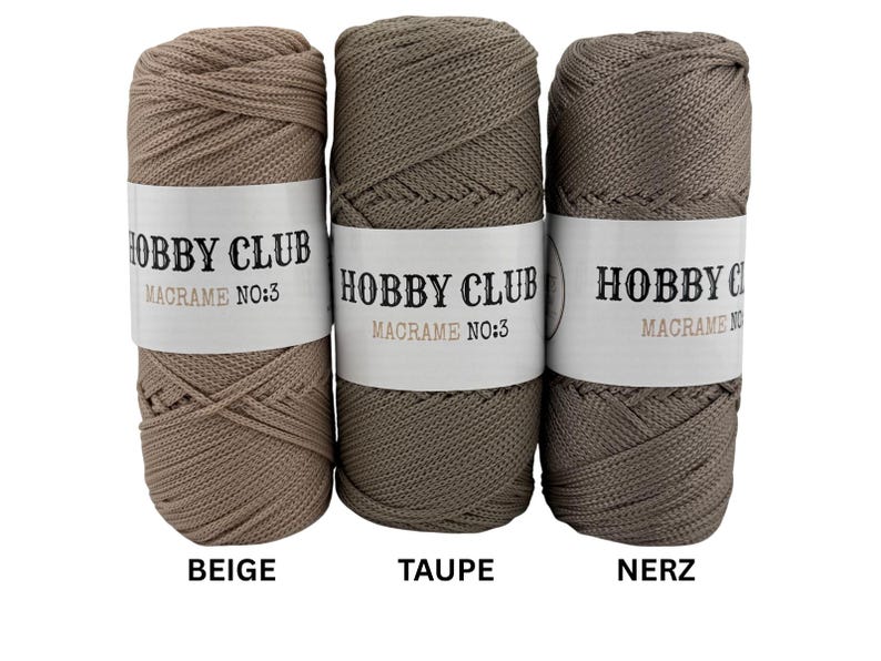Drei hochwertige Makramee-Garne von Hobby Club Macrame No.3 in den Farben Beige, Taupe und Nerz, perfekt für natürliche und stilvolle DIY-Projekte, auf weißem Hintergrund angeordnet.