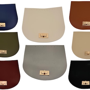 Könnte beinhalten: Eine Sammlung von acht halbkreisförmigen Taschenklappen in verschiedenen Farben, darunter Marineblau, Creme, Braun, Olivgrün, Burgunderrot, Grau, Beige und Schwarz. Jede Klappe verfügt über einen goldfarbenen, rechteckigen Drehverschluss und vorgestanzte Löcher.