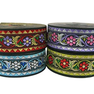 Può includere: Quattro bobine di passamaneria decorativa con motivi floreali. La passamaneria è nera con accenti dorati, rossi, verdi, blu e viola. La passamaneria è larga circa 2,5 cm.