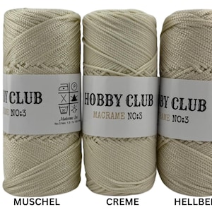 Drei hochwertige Makramee-Garne von Hobby Club Macrame No.3 in den Farben Muschel, Creme und Hellbeige, ideal für Makramee-, Häkel- und DIY-Projekte, auf weißem Hintergrund übersichtlich angeordnet.