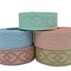 Può includere: Quattro bobine di passamaneria decorativa con un intricato disegno intrecciato. La passamaneria è disponibile in quattro colori: azzurro, rosa, beige e verde chiaro.